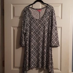 Black and White Shark Bite Hem Top